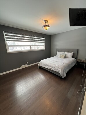 5 bedrooms, iron/ironing board, WiFi, bed sheets - Your Home Away From Home (Brandon)