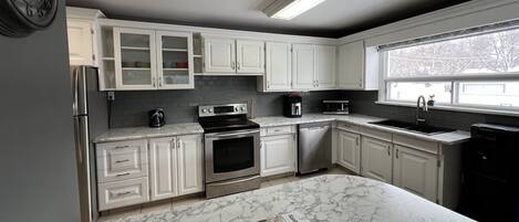 Geladeira, micro-ondas, fogão, cooktop