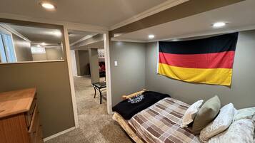 5 bedrooms, iron/ironing board, WiFi, bed sheets