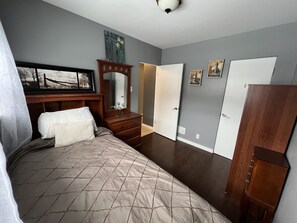 5 bedrooms, iron/ironing board, WiFi, bed sheets - Your Home Away From Home (Brandon)