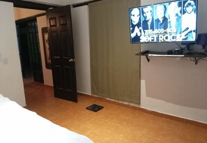 2 habitaciones, tabla de planchar con plancha, wifi y ropa de cama 