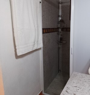 Haartrockner, Handtücher, Seife, Shampoo