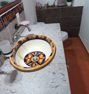 Haartrockner, Handtücher, Seife, Shampoo