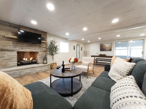 Game room, W/D, Full kitchen, Fire pit, Dog friendly, BBQ, steps to Deep Creek 