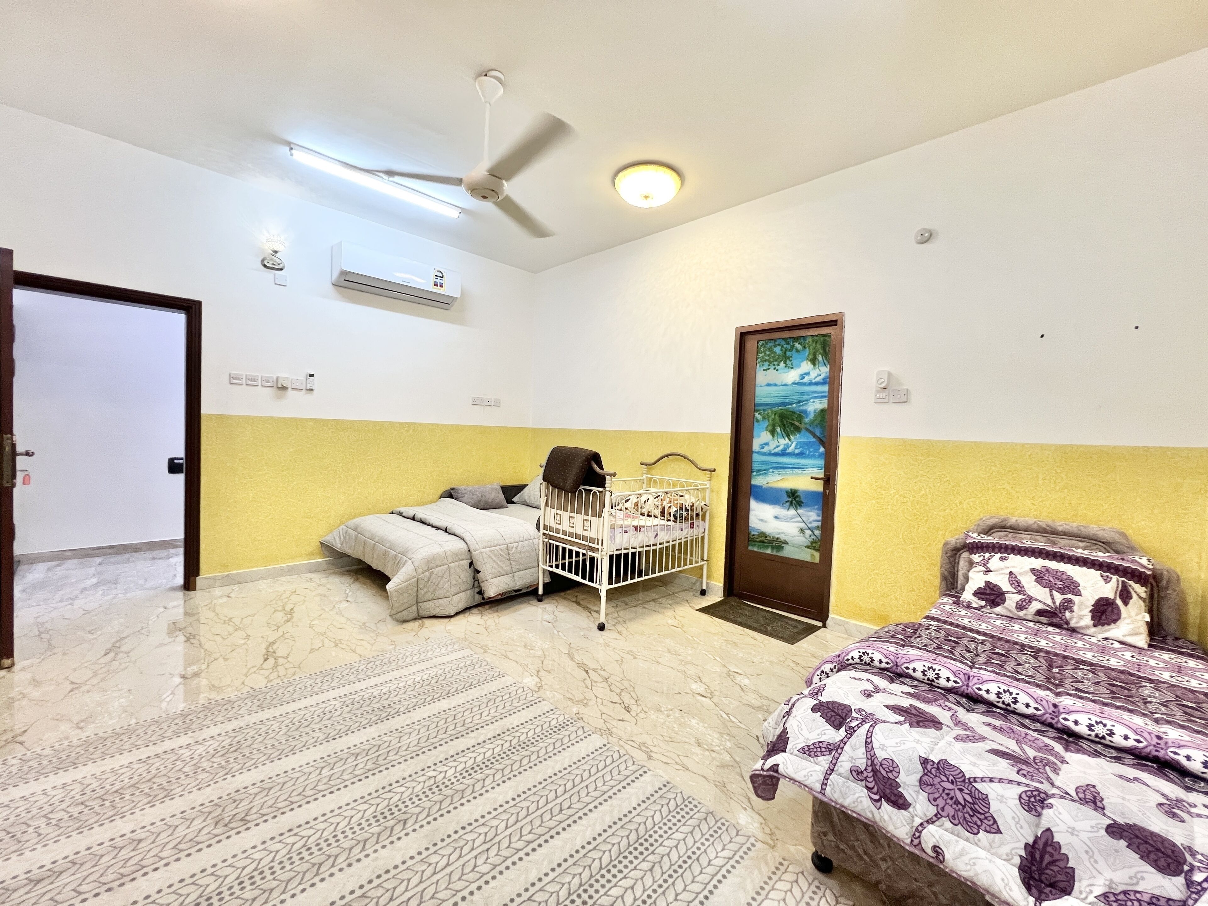 Individuell dekoriert, individuell eingerichtet, schallisolierte Zimmer