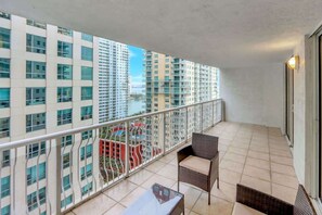 Terrace/patio - Lux 1B condo with XL Balcony, Pool, Gym & Games (Miami)