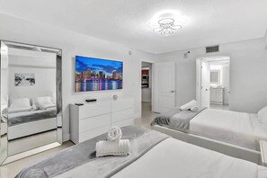 1 bedroom, iron/ironing board, WiFi, bed sheets - Lux 1B condo with XL Balcony, Pool, Gym & Games (Miami)