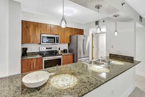 Fridge, microwave, oven, stovetop - Lux 1B condo with XL Balcony, Pool, Gym & Games (Miami)