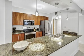 Køleskab, mikrobølgeovn, ovn, kogeplade