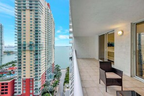 Property grounds - Lux 1B condo with XL Balcony, Pool, Gym & Games (Miami)