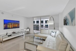 Smart TV, offices - Lux 1B condo with XL Balcony, Pool, Gym & Games (Miami)