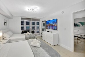 1 habitación, escritorio, tabla de planchar con plancha y wifi