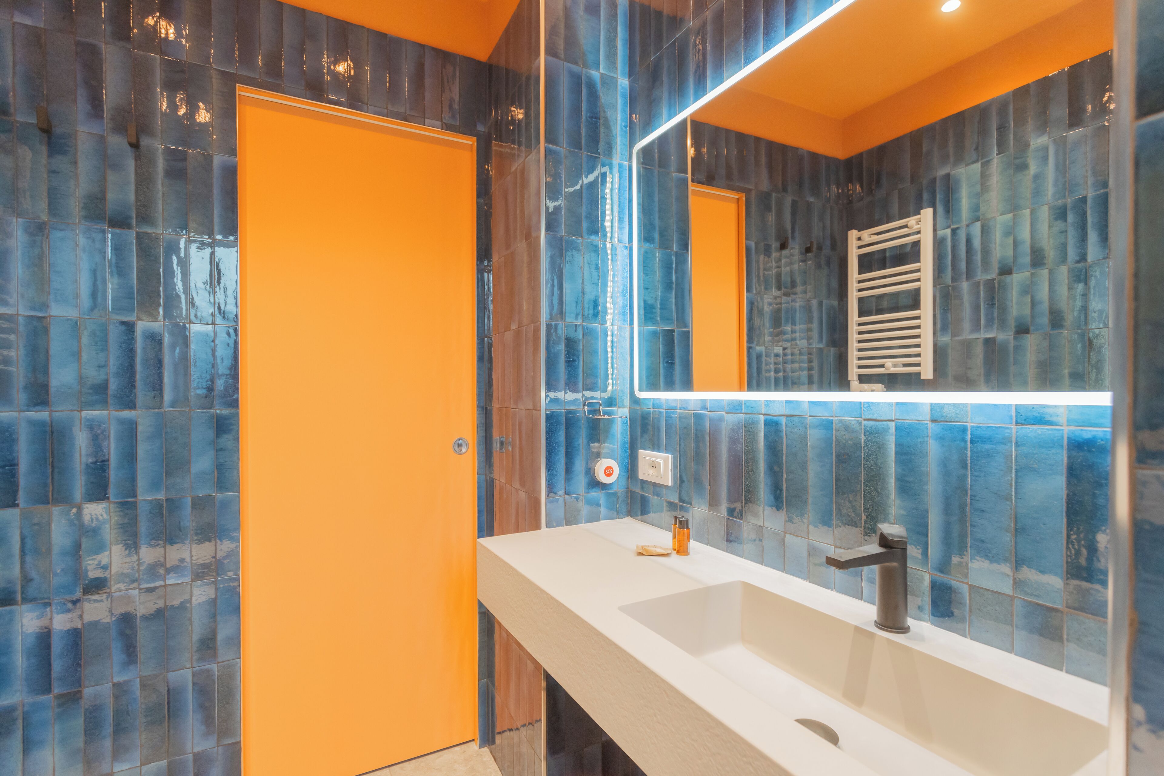 Quarto triplo design, vista para o pátio | Banheiro | Chuveiro, chuveiro com efeito de chuva, secador de cabelo, bidê