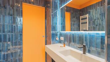 Design-Dreibettzimmer, Blick auf den Innenhof | Badezimmer | Dusche, Regendusche, Haartrockner, Bidet