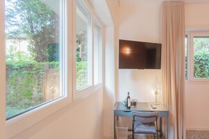 高档床上用品、羽绒被、客房内保险箱、特色装修