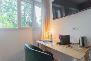 Sengetøy av topp kvalitet, dundyner og safe på rommet