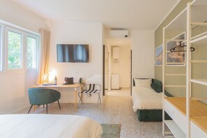 Habitación triple de diseño, en la zona del jardín | Ropa de cama de alta calidad, edredones de plumas, caja fuerte