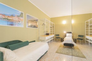 Habitació triple de disseny, zona enjardinada | Roba de llit d'alta qualitat, cobrellits i caixa forta a l'habitació 