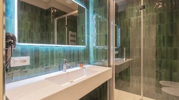 Kamar Double Desain, 1 Tempat Tidur Queen, kamar mandi pribadi, pemandangan halaman | Kamar mandi | Shower, pancuran hujan, pengering rambut, dan kloset