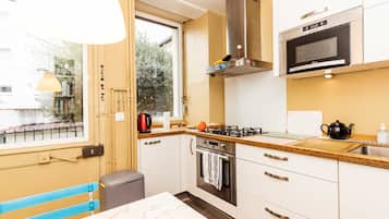 Réfrigérateur, four, lave-vaisselle, cafetiÚre/bouilloire