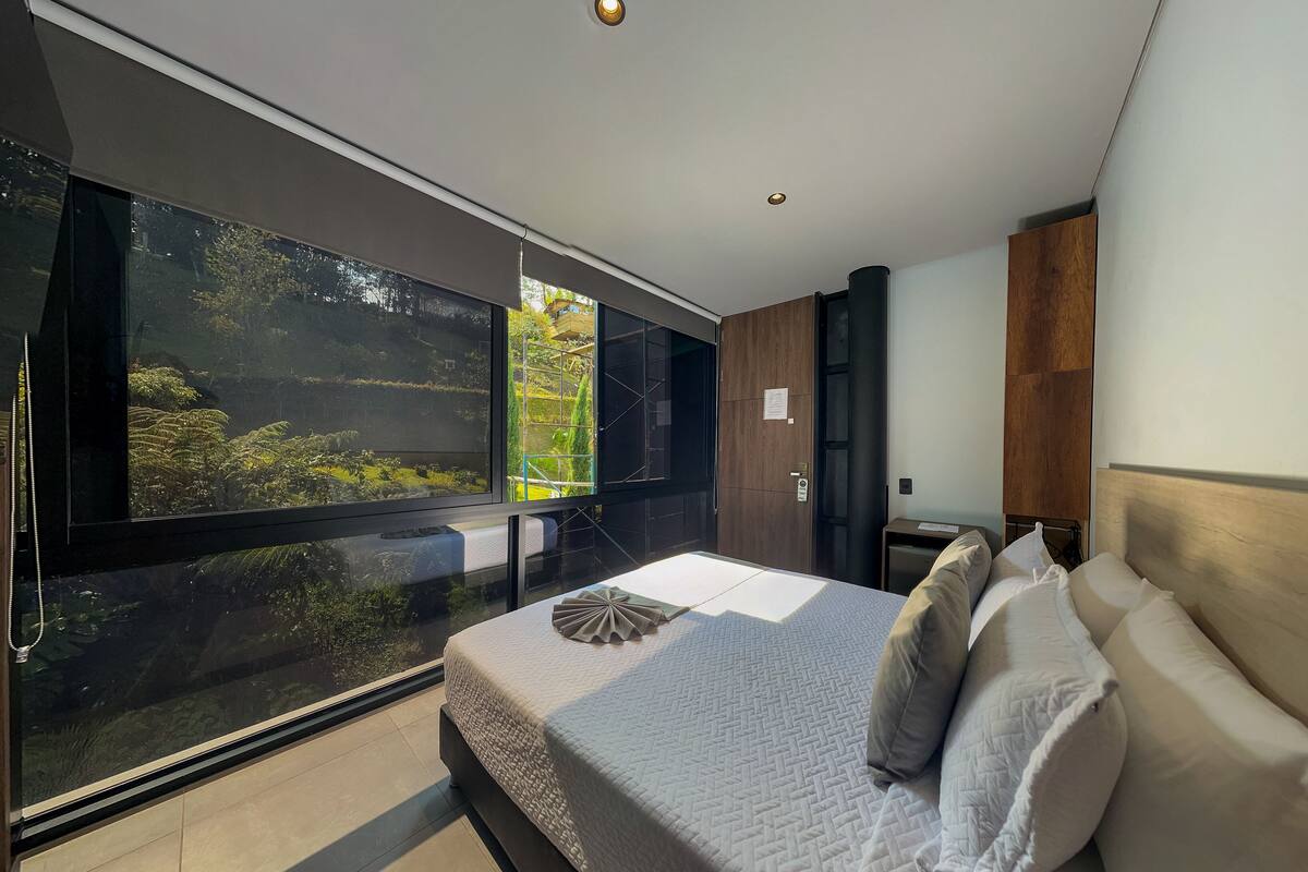 Standard Room | Premium bedding, down comforters, memory foam beds, minibar