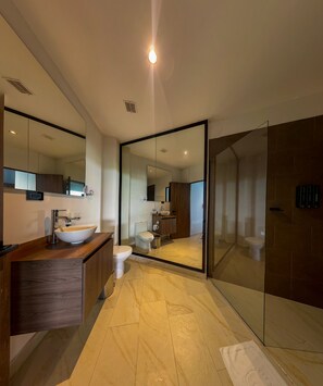 Basic Room | Bathroom | Shower, rainfall showerhead, hair dryer, towels - Murat House (El Peñol)