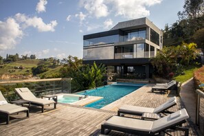 Una piscina al aire libre