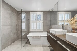 Amenidades de baño ecológicas, secadora de cabello, toallas, jabón 