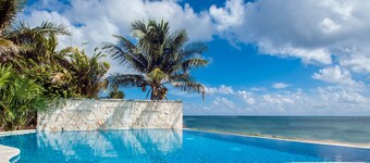 Casa Del Sol: Beachfront Villa, Infinity Pool, 7 bedrooms, Made for Big Groups