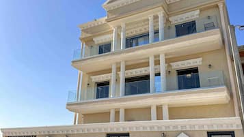 Apartment, 2 Bedrooms, Accessible, Smoking | Front of property