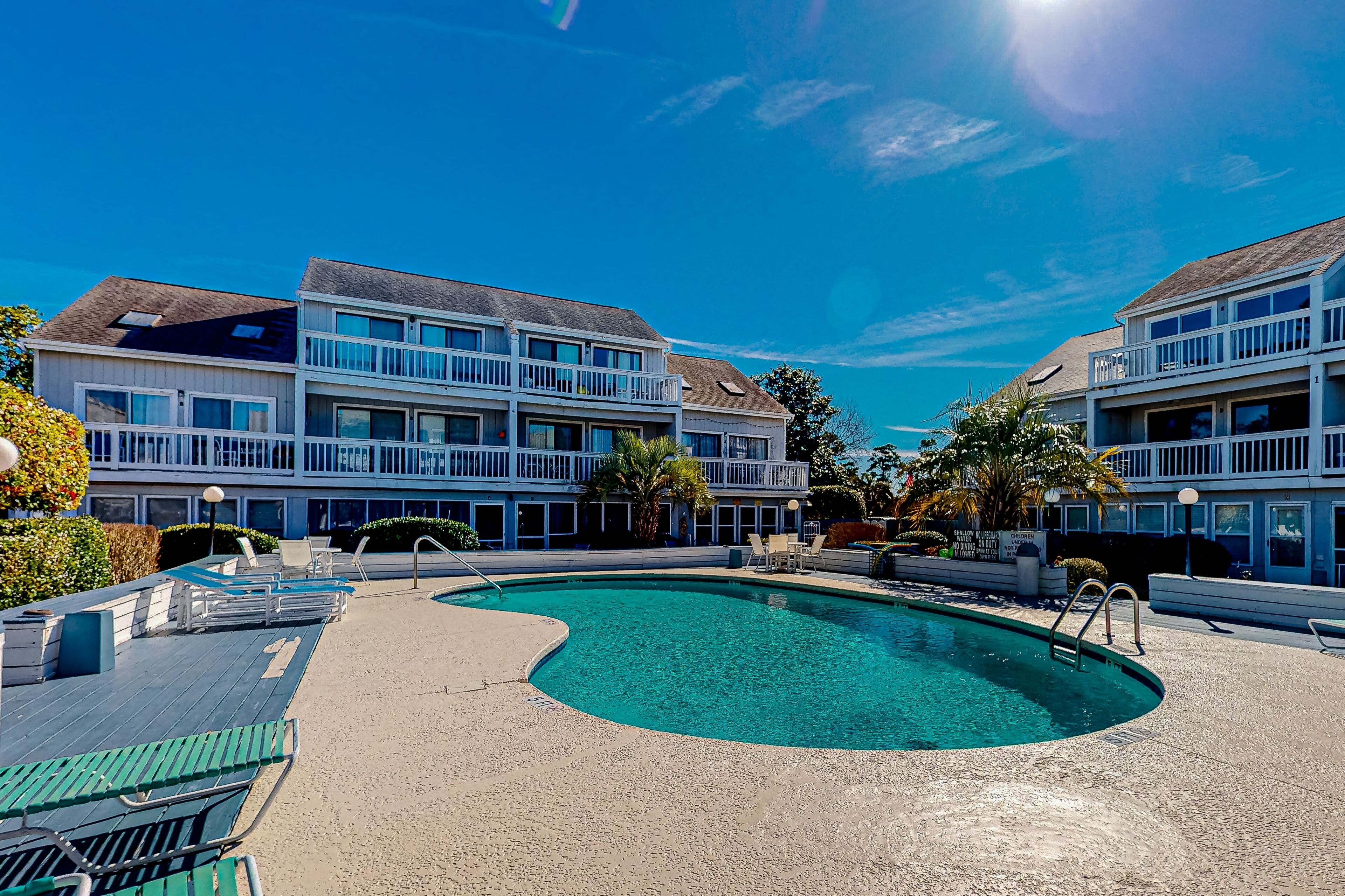 Sun-filled townhome with screened-in patio, beach gear, pool, W/D, & central AC