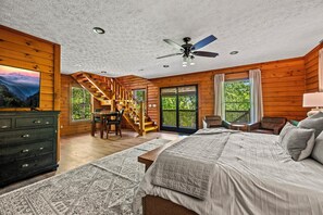 3 chambres, fer et planche à repasser, lit de bébé portatif
