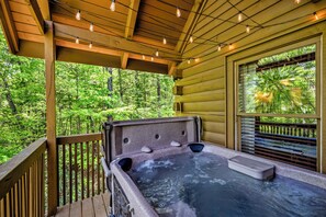 Outdoor spa tub - Private, cozy cabin w/ hot tub, fireplace, woods view, kids loft, 5mi to Smokies (Sevierville)