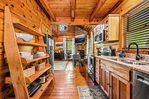 Fridge, microwave, oven, stovetop - Secluded cozy cabin, pool access, hot tub, woods view, kids loft, 5mi to Smokies (Sevierville)
