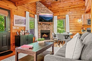 Smart TV, fireplace, video games, books - Secluded cozy cabin, pool access, hot tub, woods view, kids loft, 5mi to Smokies (Sevierville)
