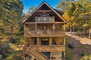 Exterior - Private, cozy cabin w/ hot tub, fireplace, woods view, kids loft, 5mi to Smokies (Sevierville)