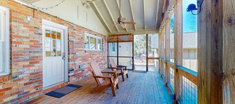 1-acre dog-friendly home with mtn views, 2 porches - walk downtown