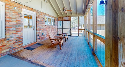 1-acre dog-friendly home with mtn views, 2 porches - walk downtown