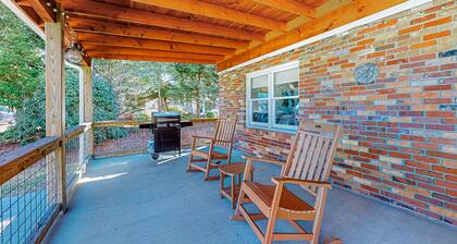 1-acre dog-friendly home with mtn views, 2 porches - walk downtown