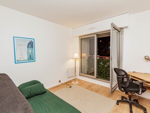 1 bedroom, iron/ironing board, bed sheets - Apartment near Buttes Chaumont (Paris)