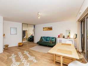 Interior - Apartment near Buttes Chaumont (Paris)