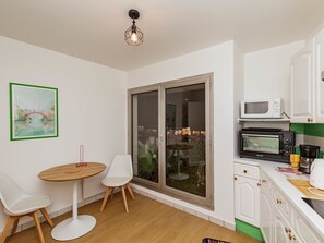 Kjøleskap, mikrobølgeovn, ovn og kaffetrakter/tekoker