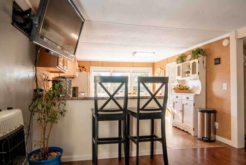 Come enjoy a stay at Pleasant Lane! Plenty of parking & great surrounding area!