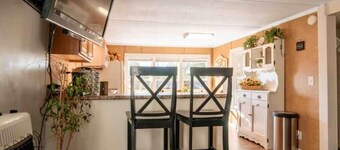 Come enjoy a stay at Pleasant Lane! Plenty of parking & great surrounding area!