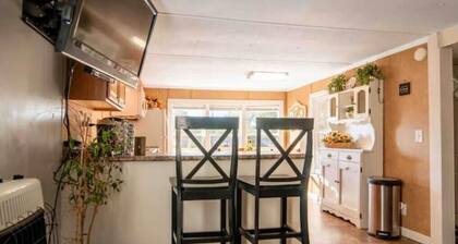 Come enjoy a stay at Pleasant Lane! Plenty of parking & great surrounding area!