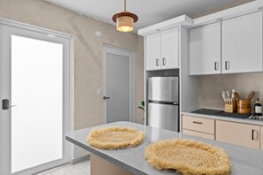 Kühlschrank, Mikrowelle, Ofen, Herdplatte