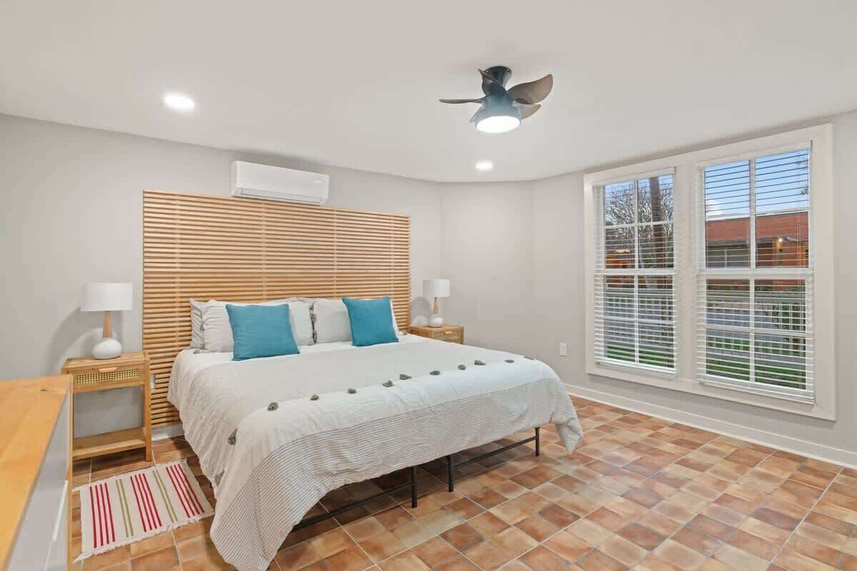 2 habitaciones, tabla de planchar con plancha y cuna de viaje 