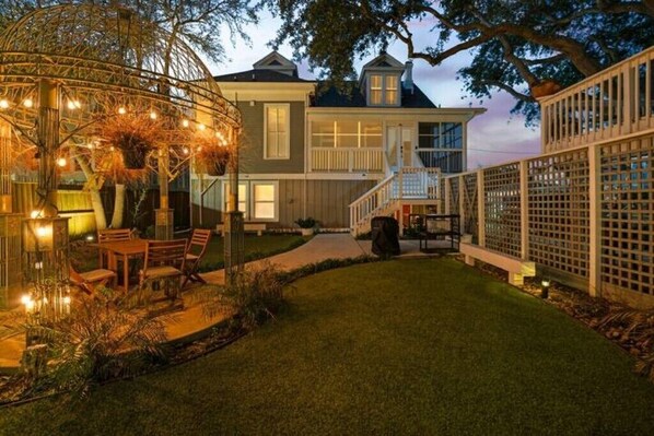 Outdoor dining - Step-Free Galveston Getaway 2BR Apartment Near Beach & Cruises (Galveston)