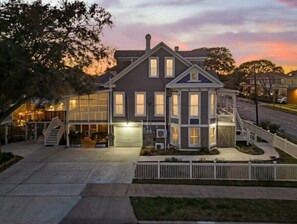 Exterior - Step-Free Galveston Getaway 2BR Apartment Near Beach & Cruises (Galveston)