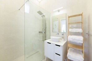 Chambre supérieure | Salle de bain | Douche, pomme de douche hydromassante, séchoir à cheveux, peignoirs